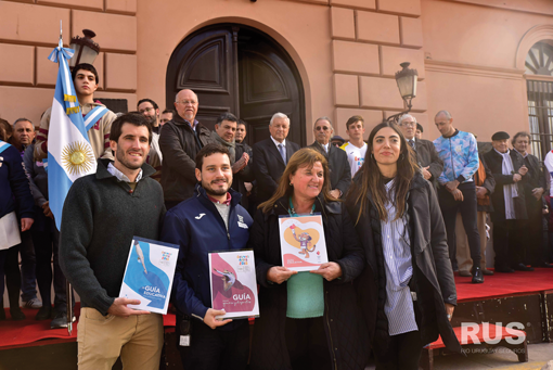 RUS junto a la llama olímpica