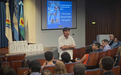 Charla motivacional de Sergio ‘Cachito’ Vigil en el Salón Cultural de Seguros Rivadavia