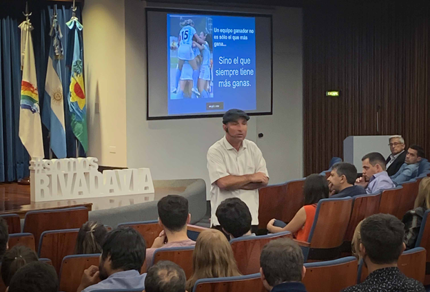 Charla motivacional de Sergio ‘Cachito’ Vigil en el Salón Cultural de Seguros Rivadavia