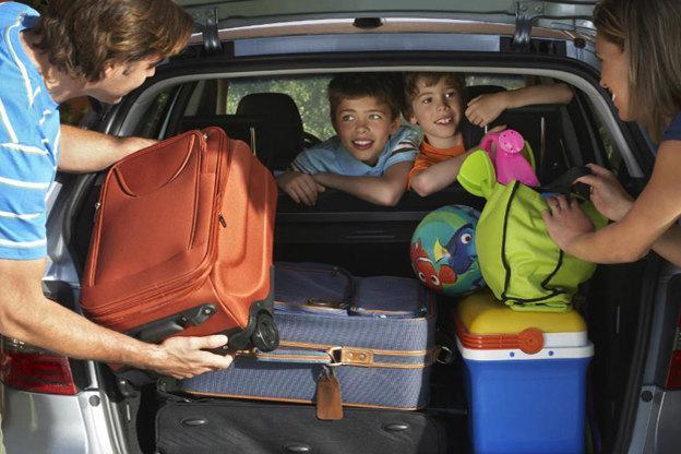 ¿Por qué es peligroso llevar objetos sueltos en el auto?