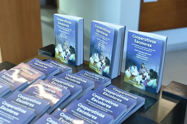 Se presentó en Sunchales un libro exclusivo sobre cooperativismo escolar