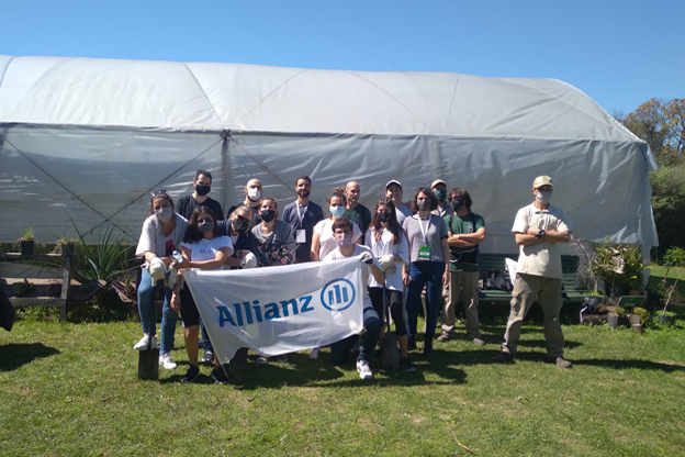 Empleados de Allianz plantaron 100 árboles nativos en la Reserva Ecológica Costanera Sur