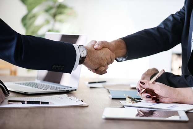 Seguros SURA firma un acuerdo con AEHG de Pinamar con fines educativos para pymes
