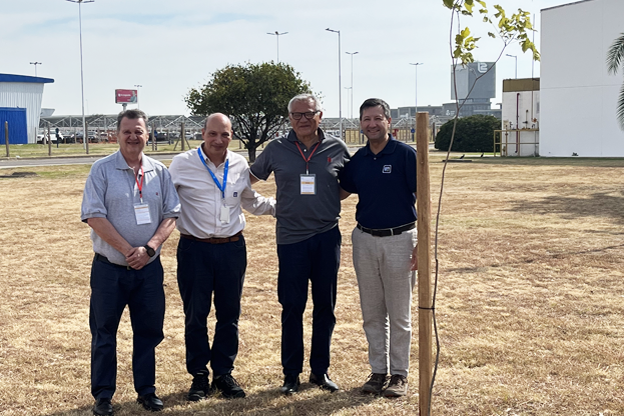 En el marco de los 25 años de la Planta de GM se realizó la plantación de un Lapacho junto a La Segunda Seguros
