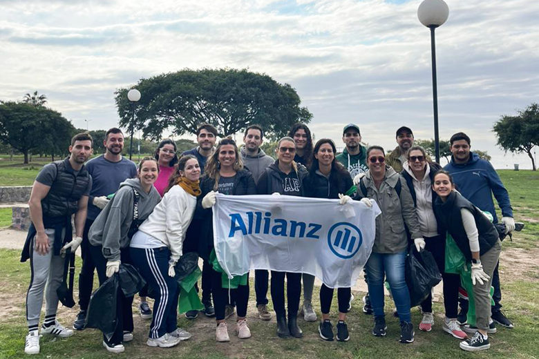 Voluntarios de Allianz Argentina limpiaron las costas de Vicente López