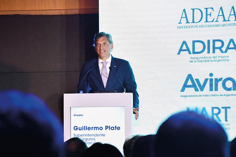 El Superintendente Plate y el Secretario de Política Económica Daza, disertaron en la Cumbre Aseguradora Argentina