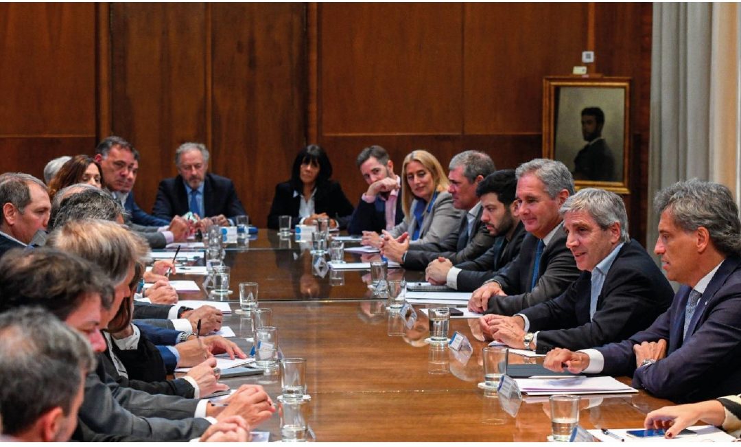 El Ministro de Economía Luis Caputo junto al Superintendente Guillermo Plate en reunión con líderes del sector asegurador